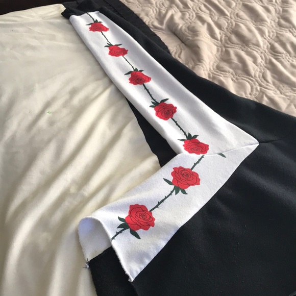 Empyre Kennita Savage Rose Black Crop Hoodie (M) - Picture 4 of 5